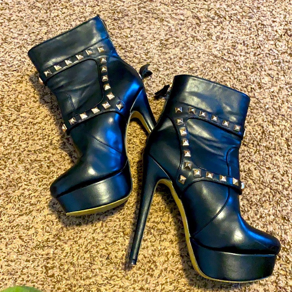 Black studded platform boots 38